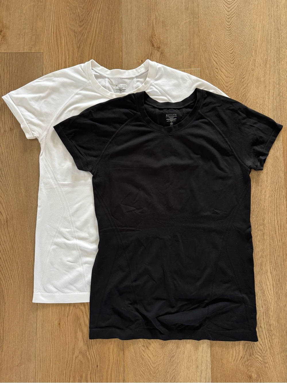 2 Athleta Momentum Seamless Tee Short Sleeve Large White and Black